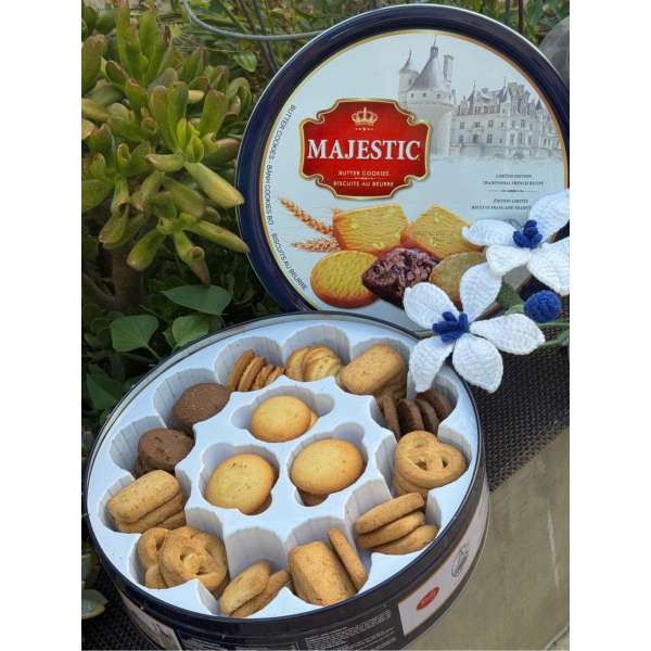 BÁNH QUY BƠ MAJESTIC HỘP THIẾC 382G (XANH/ĐỎ)